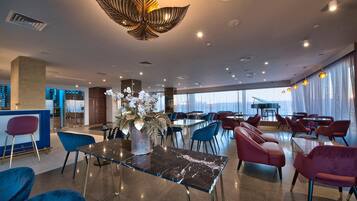 3 ravintolaa, joissa tarjoillaan aamiainen ja lounas; VÀlimeren keittiö