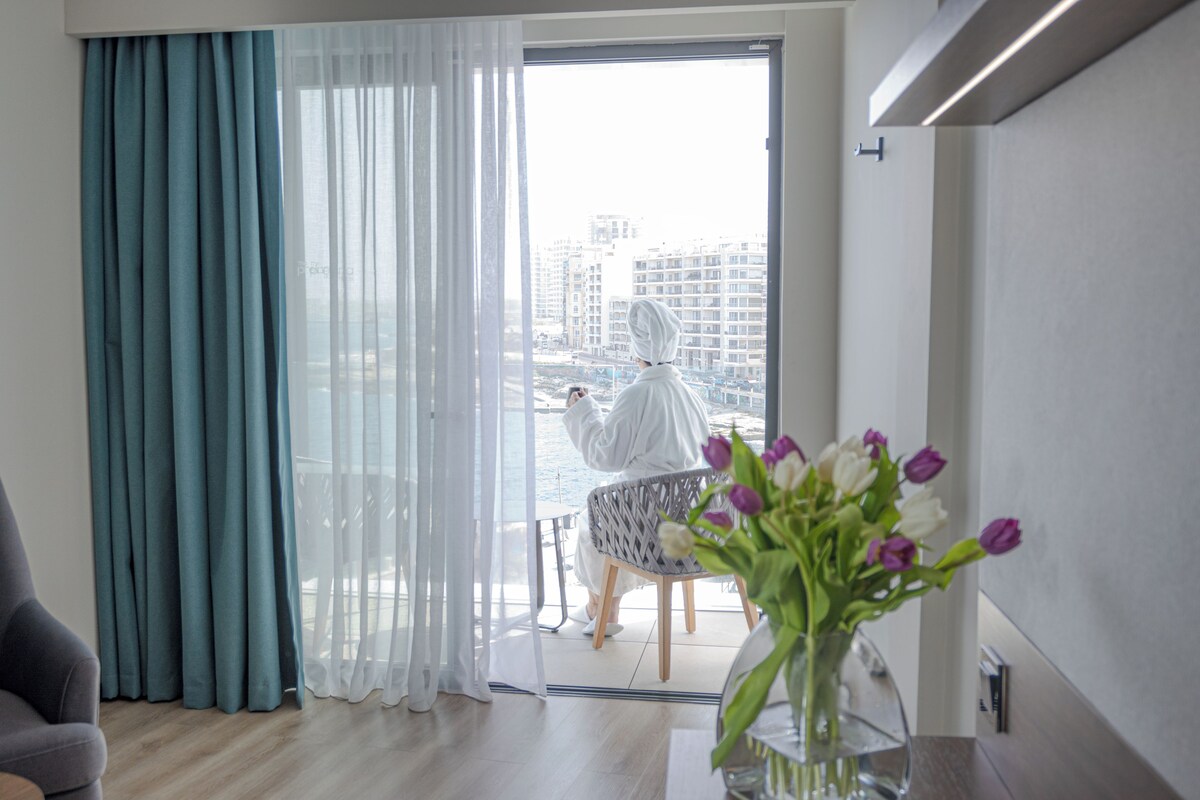Family Room, Sea View | Minibar, in-room safe, desk, laptop workspace