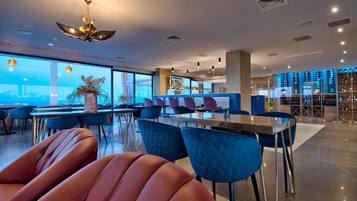 3 bars/lounges, lobby lounge