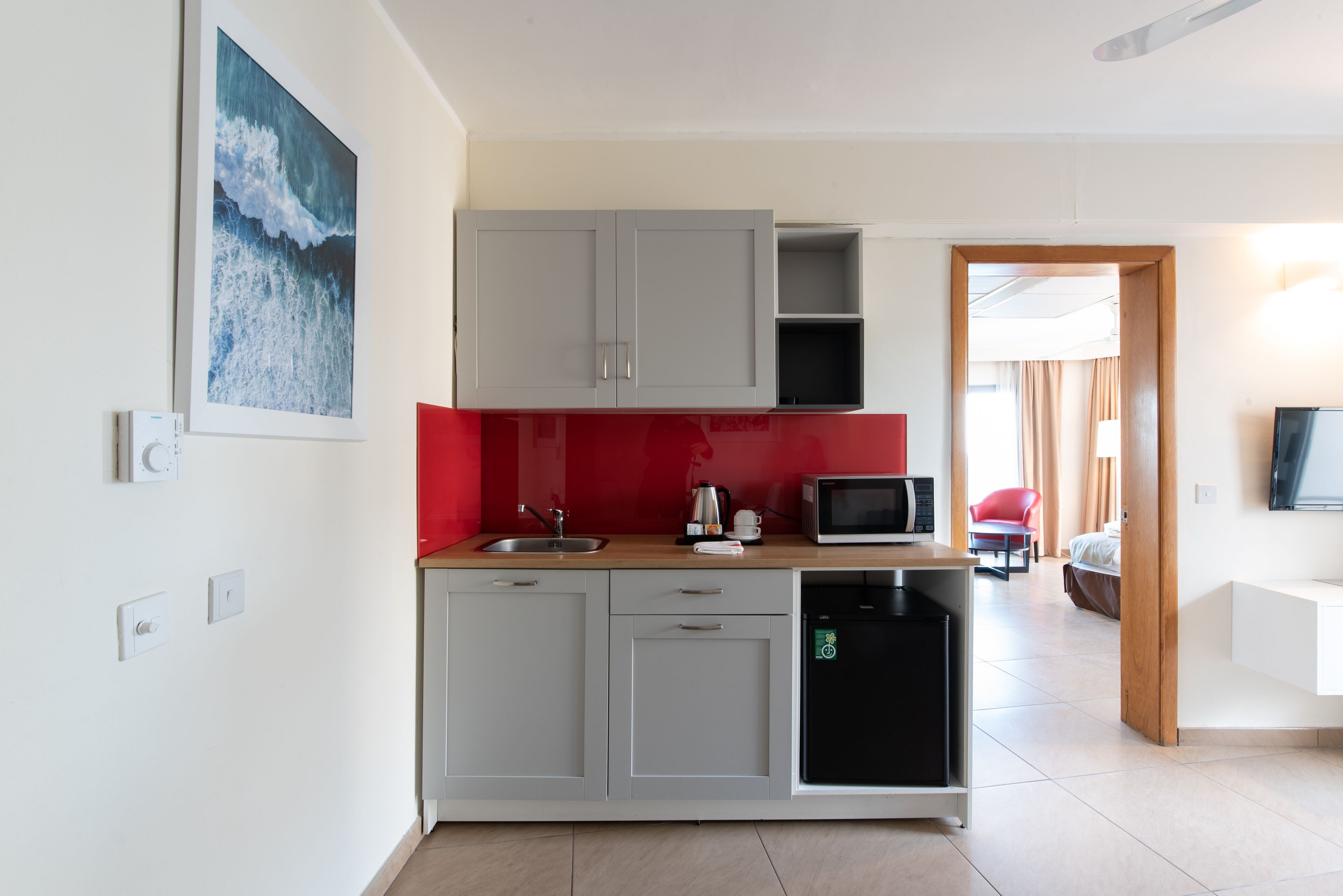 junior suite, sea view | minibar, in-room safe, desk, laptop workspace