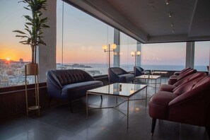 3 restaurants, breakfast, lunch, dinner served; Mediterranean cuisine - The Preluna Hotel (Sliema)