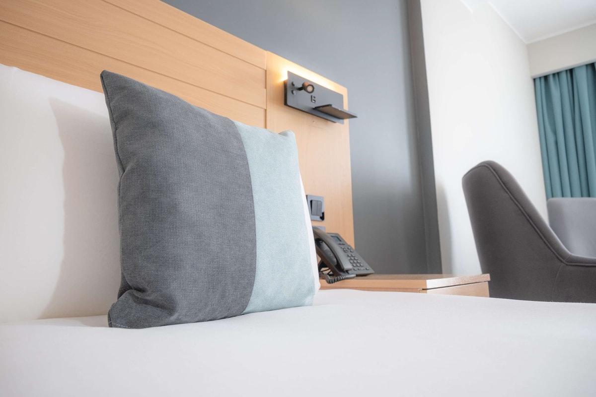 Minibar, in-room safe, desk, laptop workspace