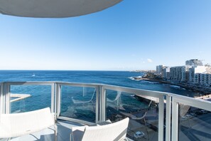 Minibar, caja de seguridad en la habitación y escritorio 