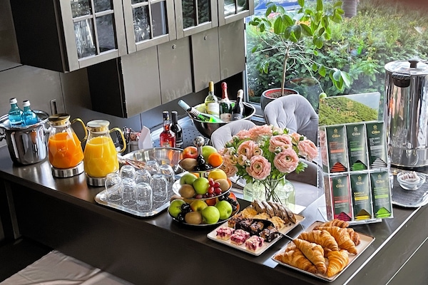 Petit déjeuner buffet (18 EUR par personne)