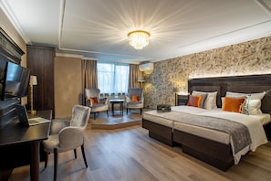 高級雙人或雙床房 | 低過敏寢具、迷你吧、客房內保險箱、獨特裝潢