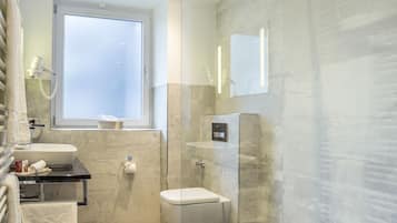 Kostenlose Toilettenartikel, Haartrockner, Bademäntel, Hausschuhe