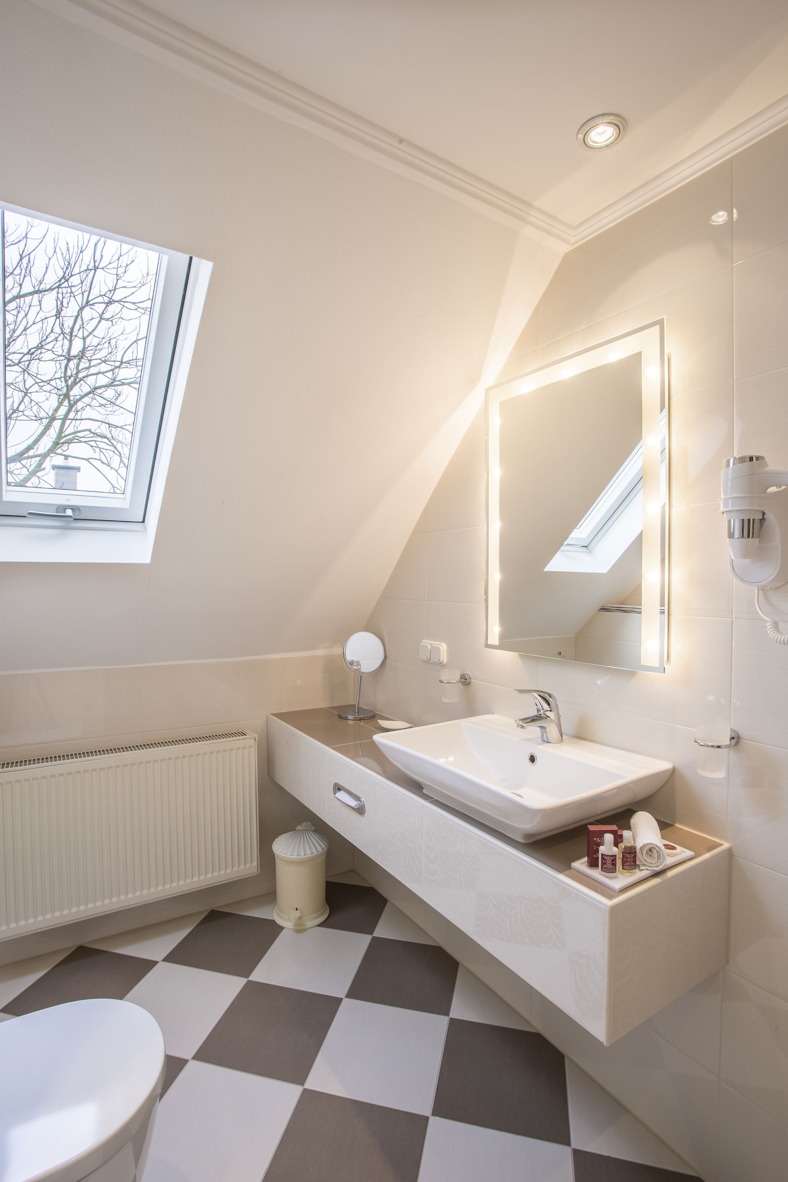 standard single room | bathroom | free toiletries, hair dryer, bathrobes, slippers