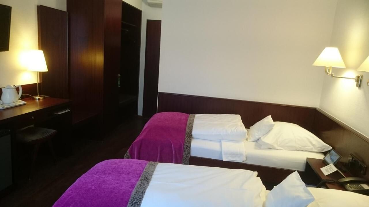 Hypo-allergenic bedding, minibar, in-room safe, desk