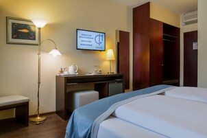 Hypo-allergenic bedding, minibar, in-room safe, desk