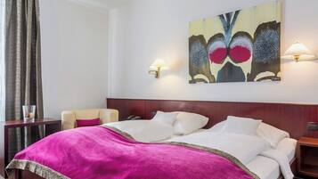 Allergitestade sängkläder, minibar och värdeförvaringsskåp på rummet