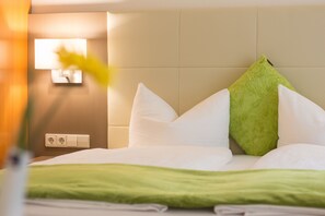 Een bureau, verduisterende gordijnen, geluiddichte muren