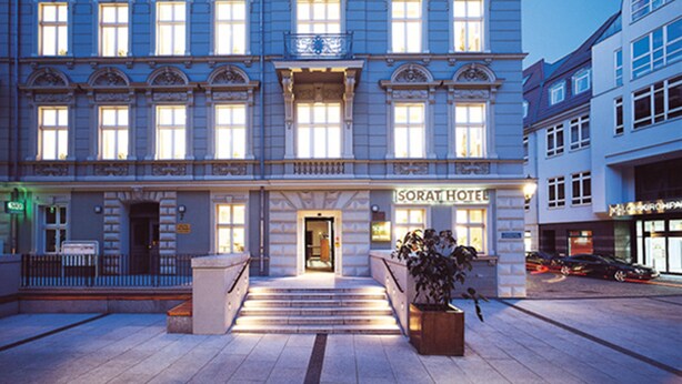 A hotel with a grand entrance, a staircase leading to the main doors, and a sign reading "SORAT HOTEL". - Sorat Hotel Cottbus (Cottbus)