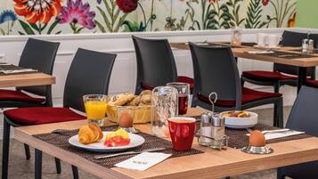 Tägliches Frühstücksbuffet (19 EUR pro Person)