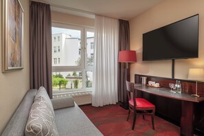 Ropa de cama hipoalergénica, muebles diferentes y escritorio 