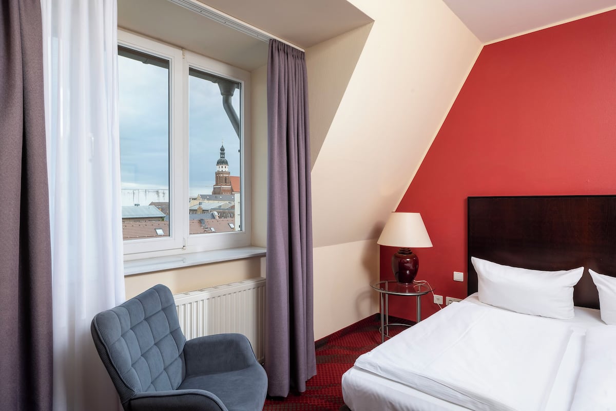 1 bedroom, hypo-allergenic bedding, individually furnished, desk