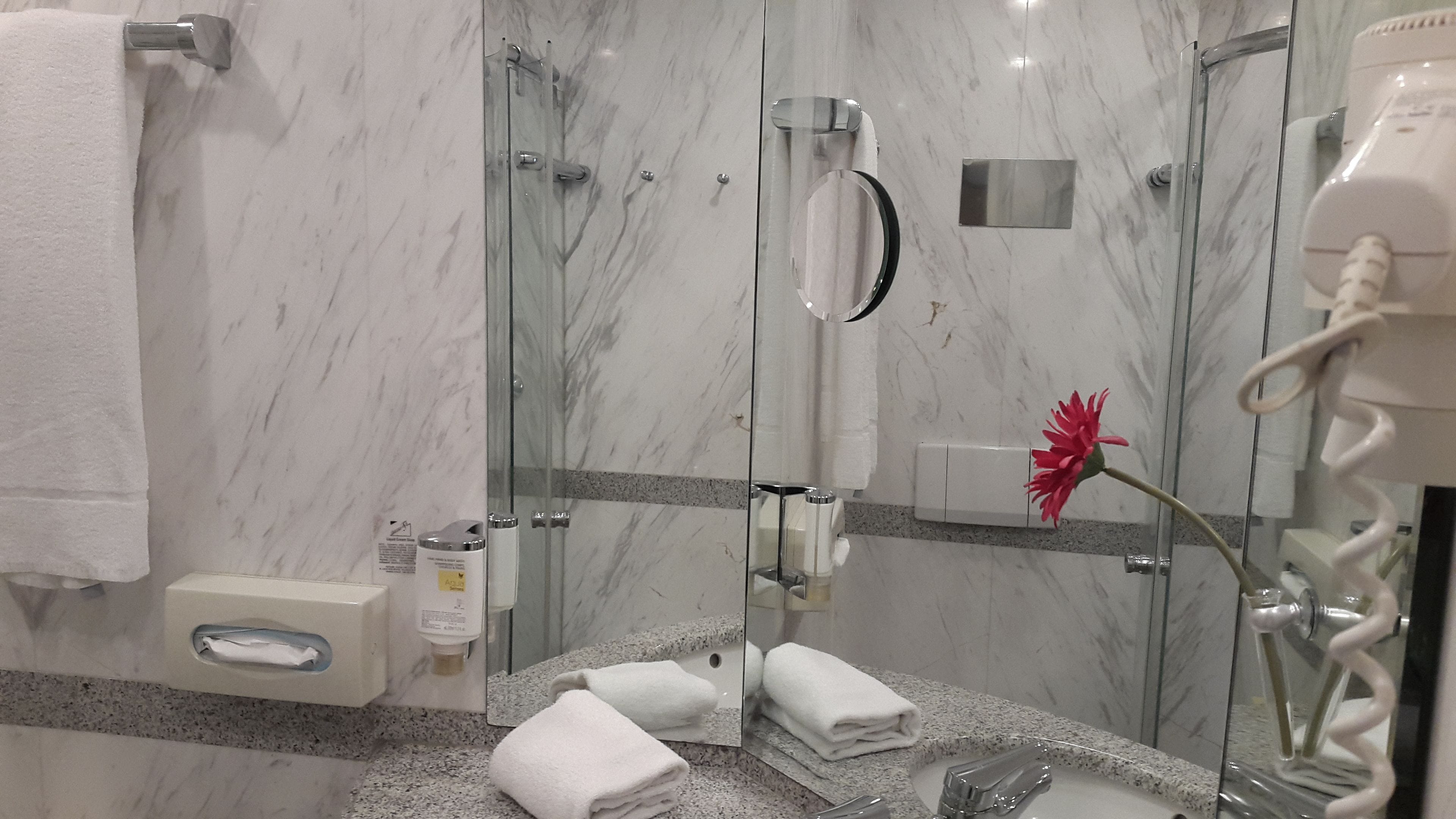 classic double room | bathroom | free toiletries, hair dryer, heated floors, towels