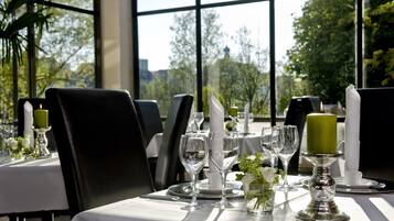 Mittagessen und Abendessen, lokale und internationale Küche