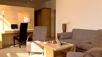 Junior Suite, Donaublick | Allergikerbettwaren, Schreibtisch, laptopgeeigneter Arbeitsplatz