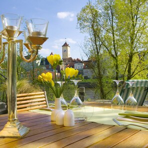 Lunch and dinner served, local and international cuisine