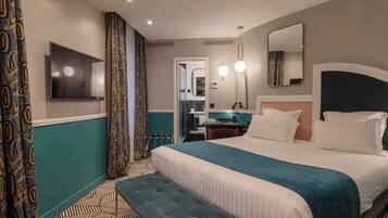 Habitación superior, balcón | Minibar (con algunos artículos gratuitos) y caja fuerte