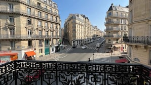 A street view with buildings on both sides, a clear sky, and a pedestrian crossing. - Hôtel Elysa - Luxembourg (Paris)