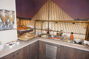 Desayuno buffet diario (EUR 14 por persona)