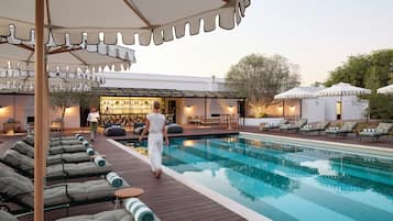 Outdoor pool, pool umbrellas, sun loungers