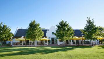 2 restoran, melayani makan siang