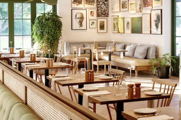 2 restaurants; lunch and dinner served