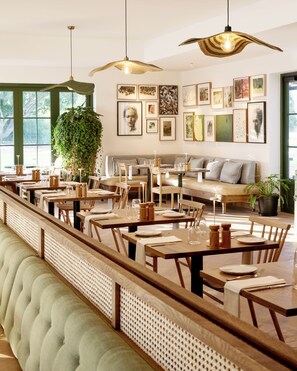 2 restaurantes; se sirven comidas