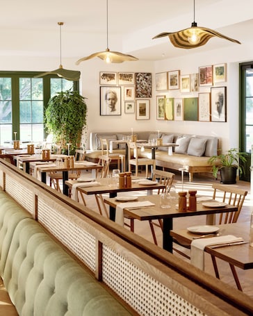 2 restaurants; lunch and dinner served
