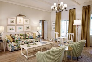 Water Lily Suite | Oppholdsområde | En 42-tommers TV med kabel-kanaler