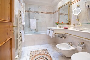 Suite, Balcony | Bathroom | Shower, hair dryer, towels - Park Hotel Laim (Munich)