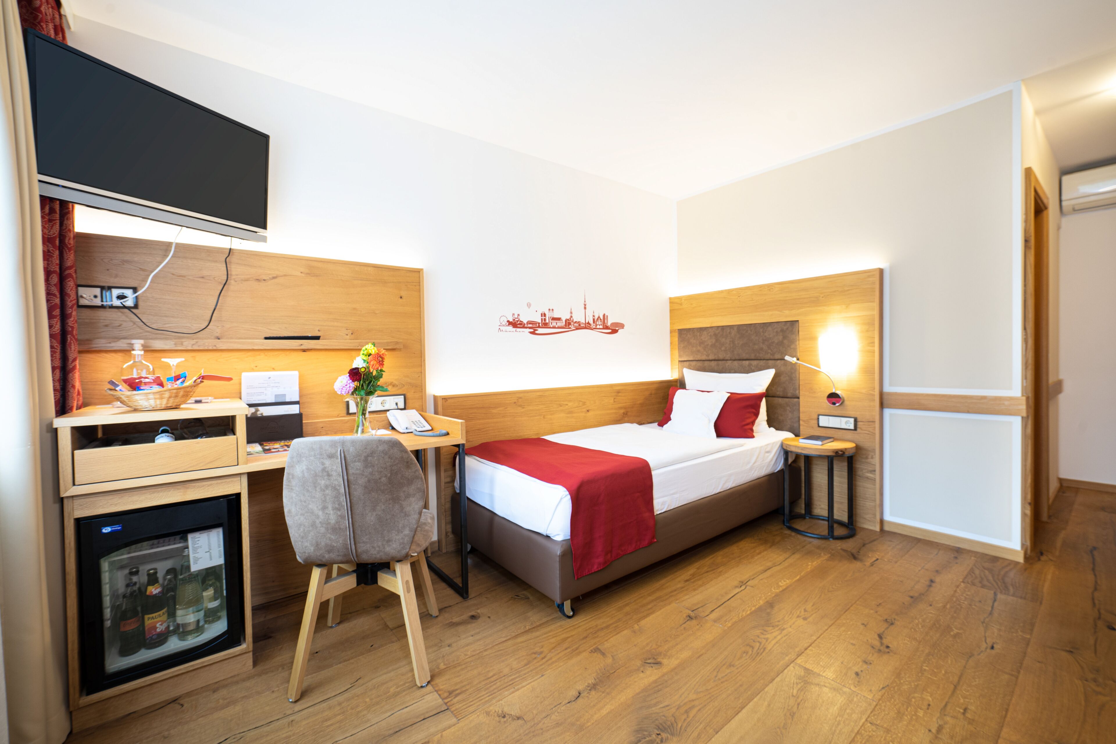 1 bedroom, hypo-allergenic bedding, free minibar, in-room safe