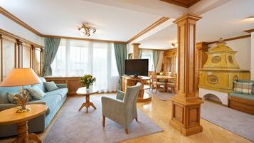 Suite, Balkon | Allergikerbettwaren, kostenlose Minibar, Zimmersafe, Schreibtisch