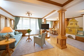Suite, Balcony | Hypo-allergenic bedding, free minibar, in-room safe, desk