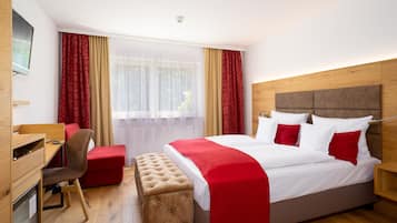 Superior-Doppelzimmer | Allergikerbettwaren, kostenlose Minibar, Zimmersafe, Schreibtisch