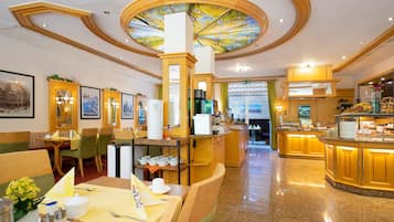 Desayuno buffet diario (EUR 21 por persona)