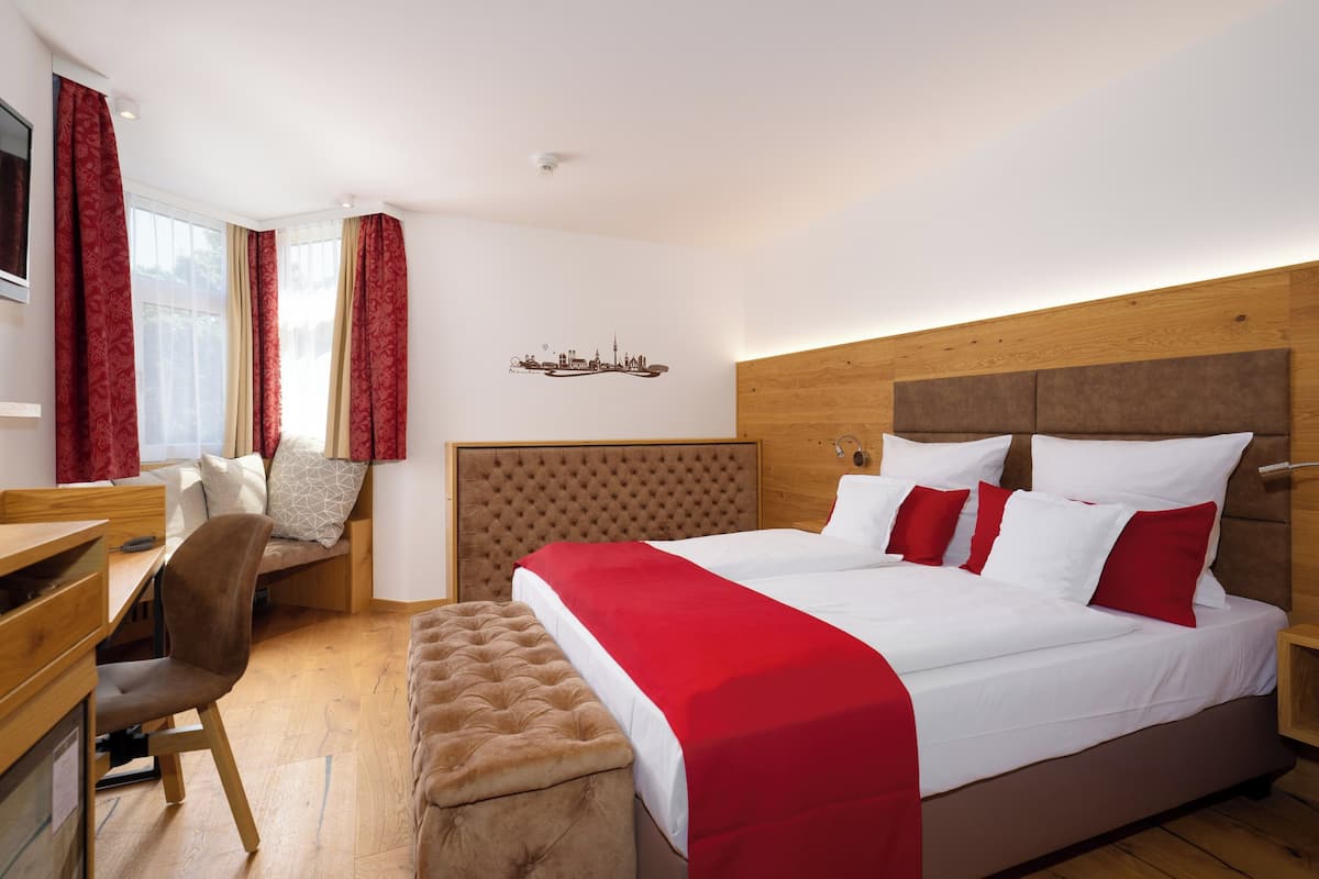 Deluxe Double Room | 1 bedroom, hypo-allergenic bedding, free minibar, in-room safe