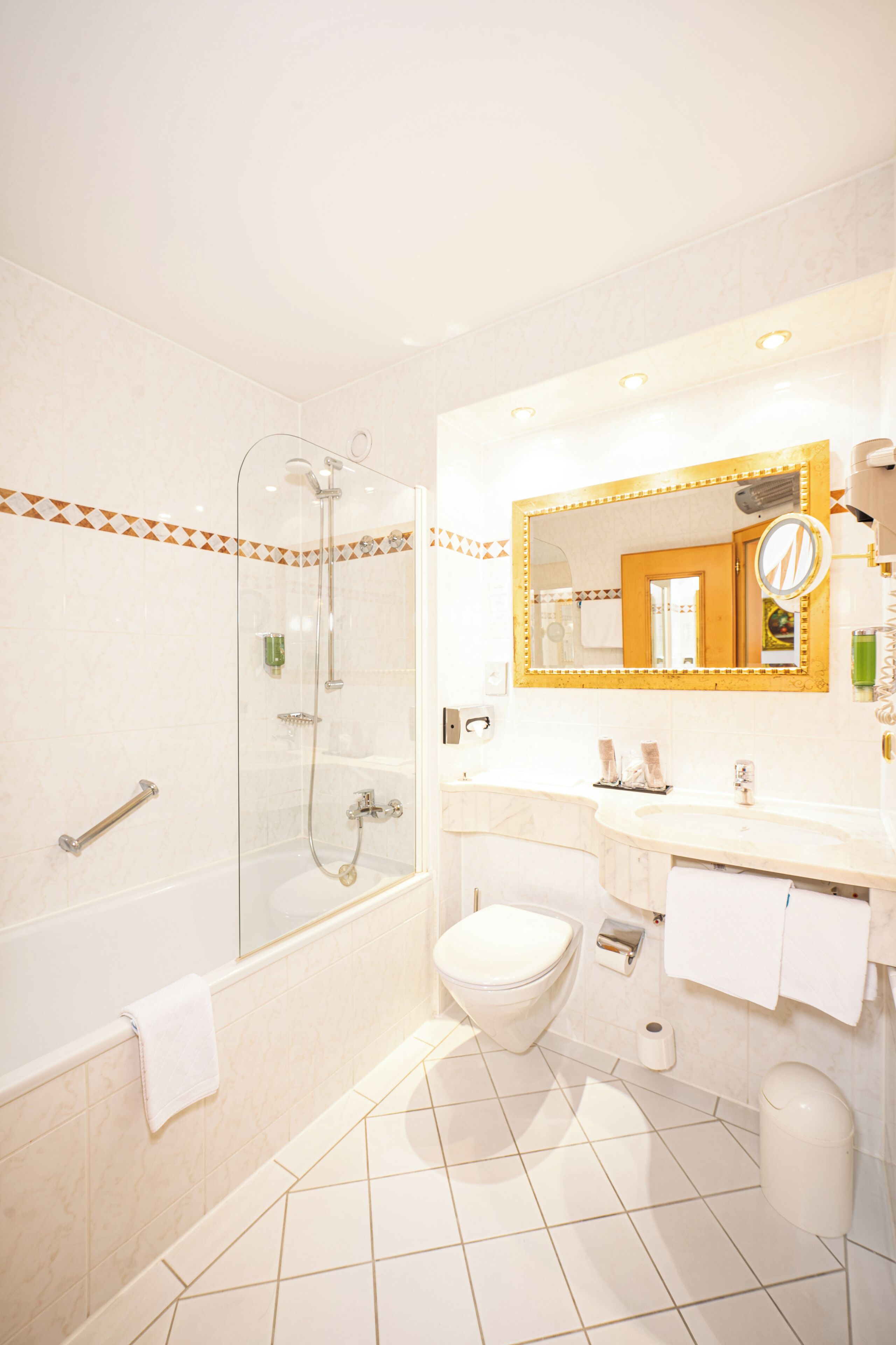 Junior-Suite | Badezimmer | Dusche, Haartrockner, Handtücher