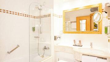 Junior-Suite | Badezimmer | Dusche, Haartrockner, Handtücher