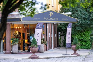 Front of property - Park Hotel Laim (Munich)