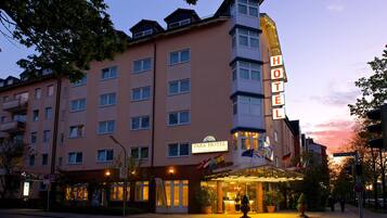 Fassade der Unterkunft – Abend/Nacht