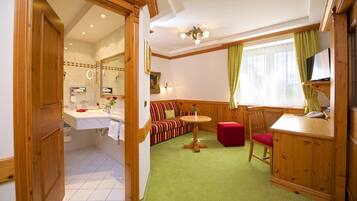 Suite, Gartenblick | Allergikerbettwaren, kostenlose Minibar, Zimmersafe, Schreibtisch