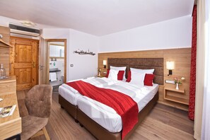 Superior Double Room | Hypo-allergenic bedding, free minibar, in-room safe, desk - Park Hotel Laim (Munich)