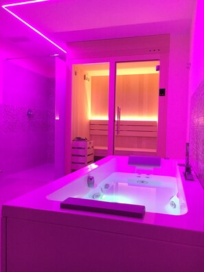 Deluxe Room | Bathroom