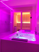 Habitación Deluxe | Baño | Artículos de higiene personal gratuitos, secador de pelo y albornoces