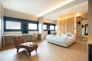Minibar, coffres-forts dans les chambres, bureau