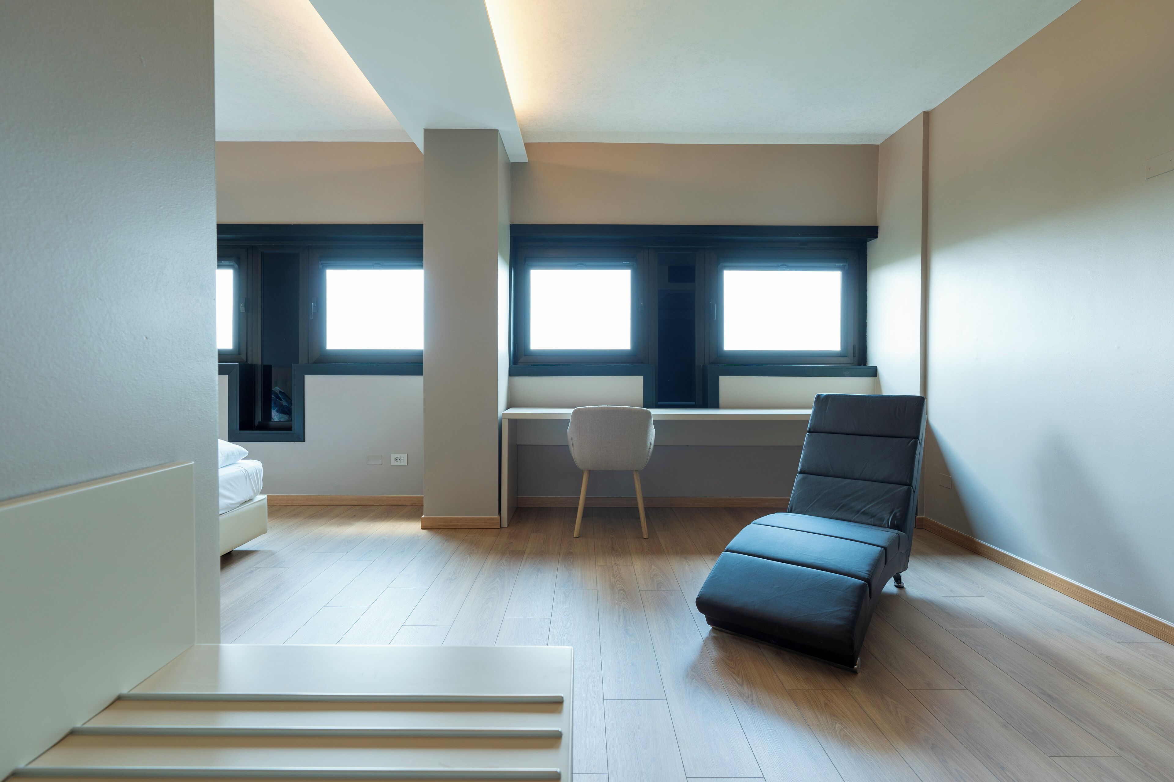 Minibar, caja de seguridad en la habitación y escritorio 