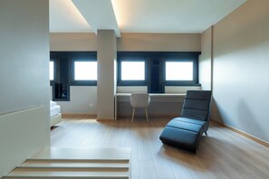 Minibar, safe på rommet, skrivebord og skrivebord for bærbar PC